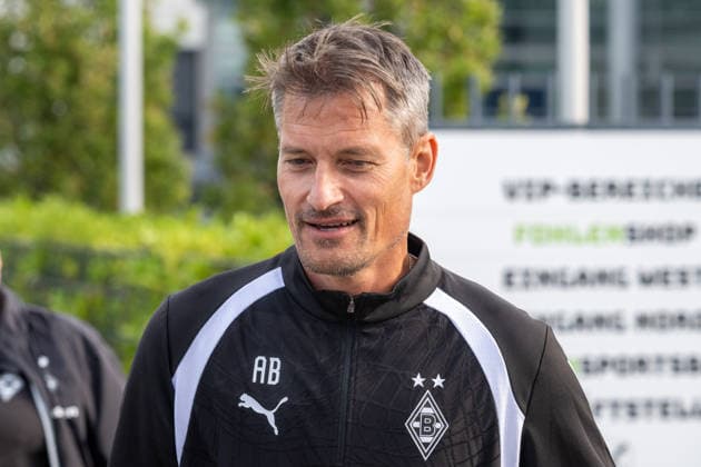 Alexander Blessin, Borussia Mönchengladbach, coach on his way to his first training session with Borussia Mönchengladbach; Public training session, Borussia Mönchengladbach, soccer, Bundesliga, 2026–2027 season, September 29, 2026, public training session for Borussia Mönchengladbach, soccer, Bundesliga, 2026–2027 season, September 29, 2026, Mönchengladbach Copyright: xEibner-Pressefoto ThomasxHaeslerx EP_THR
