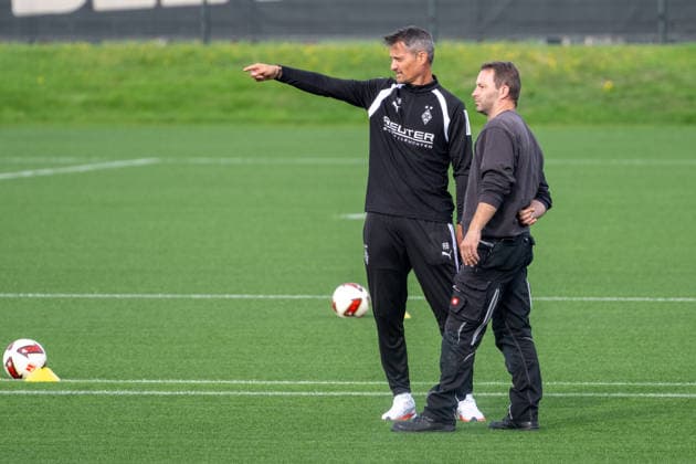 Alexander Blessin of Borussia Mönchengladbach, coach, talking with a groundskeeper before practice. Borussia Mönchengladbach open practice, soccer, Bundesliga, 2026–2027 season, September 29, 2026, Borussia Mönchengladbach open training session, soccer, Bundesliga, 2026–2027 season, September 29, 2026, Mönchengladbach Copyright: xEibner-Pressefoto ThomasxHaeslerx EP_THR