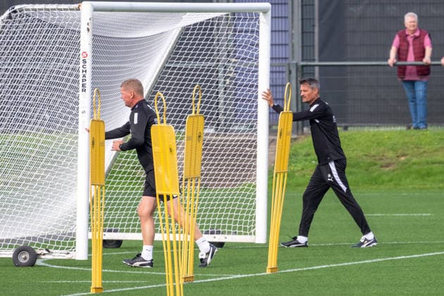 Markus Gellhaus of Borussia Mönchengladbach, assistant coach, and Alexander Blessin of Borussia Mönchengladbach, head coach, are setting up the drill for the team. Public training session: Borussia Mönchengladbach, soccer, Bundesliga, 2026–2027 season, September 29, 2026, Borussia Mönchengladbach open practice, soccer, Bundesliga, 2026–2027 season, September 29, 2026, Mönchengladbach Copyright: xEibner-Pressefoto ThomasxHaeslerx EP_THR