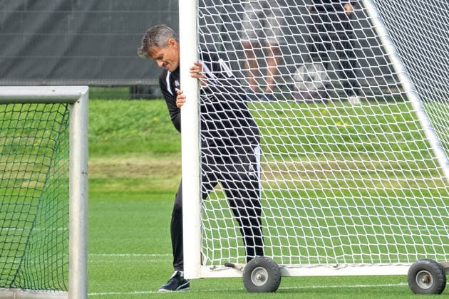 Alexander Blessin of Borussia Mönchengladbach, coach, sets up the goal for practice. Public practice session: Borussia Mönchengladbach, soccer, Bundesliga, 2026–2027 season, September 29, 2026, Borussia Mönchengladbach public training session, soccer, Bundesliga, 2026–2027 season, September 29, 2026, Mönchengladbach Copyright: xEibner-Pressefoto ThomasxHaeslerx EP_THR