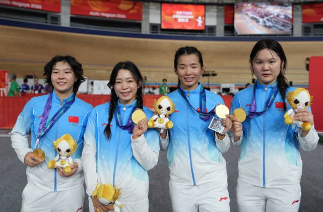 (260929) -- IZU, Sept. 29, 2026 -- Team China pose after the awarding ceremony for the women s team sprint of cycling track at the 20th Asian Games Aichi-Nagoya 2026 in Izu of Shizuoka Prefecture, Japan, Sept. 29, 2026. ) (SP)JAPAN-IZU-ASIAN GAMES-CYCLING TRACK-WOMEN S SPRINT FINAL ZhouxMi 