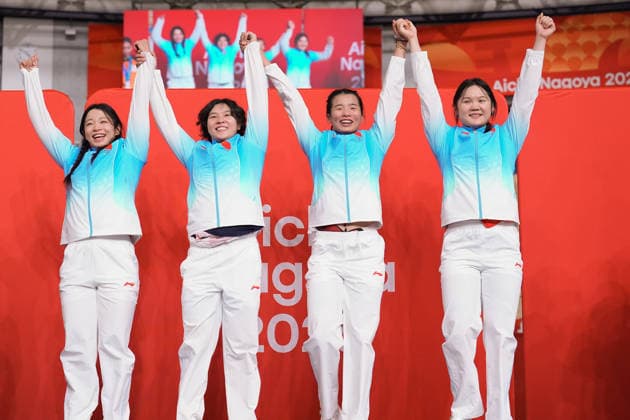 (260929) -- SHIZUOKA, Sept. 29, 2026 -- Gold medalists Wang Lijuan, Jiang Yulu, Yuan Liying and Luo Xuehuang (from L to R) of team China pose during the awarding ceremony after the women s team sprint final of cycling track at 20th Asian Games Aichi-Nagoya 2026 in Izu of Shizuoka Prefecture, Japan, Sept. 29, 2026. ) (SP)JAPAN-SHIZUOKA-ASIAN GAMES-CYCLING TRACK-WOMEN S TEAM SPRINT CenxYunpeng 