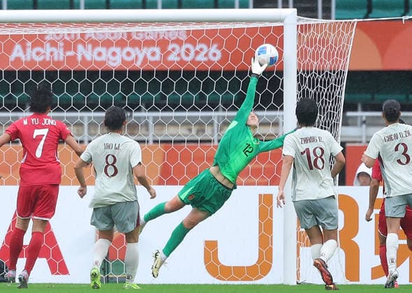 (260929) -- SHIZUOKA, Sept. 29, 2026 -- Xiao Zitong (C), goalkeeper of China, fails to save during the women s semifinal football match between China and the Democratic People s Republic of Korea (DPRK) at 20th Asian Games Aichi-Nagoya 2026 in Fukuroi of Shizuoka Prefecture, Japan, Sept. 29, 2026. ) (SP)JAPAN-SHIZUOKA-ASIAN GAMES-FOOTBALL-WOMEN S SEMIFINAL-CHN VS PRK JiaxHaocheng 
