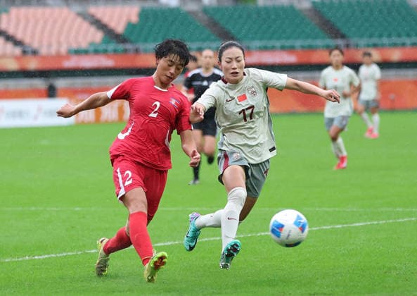 (260929) -- SHIZUOKA, Sept. 29, 2026 -- Xie Zongmei (R) of China competes with Ri Myong Gum of the Democratic People s Republic of Korea (DPRK) during the women s semifinal football match between China and the Democratic People s Republic of Korea (DPRK) at 20th Asian Games Aichi-Nagoya 2026 in Fukuroi of Shizuoka Prefecture, Japan, Sept. 29, 2026. ) (SP)JAPAN-SHIZUOKA-ASIAN GAMES-FOOTBALL-WOMEN S SEMIFINAL-CHN VS PRK JiaxHaocheng 
