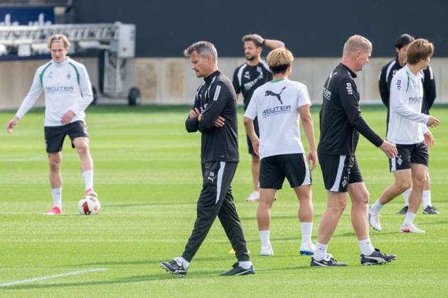 Alexander Blessin of Borussia Mönchengladbach, coach surrounded by his new team; Borussia Mönchengladbach public training session, soccer, Bundesliga, 2026–2027 season, September 29, 2026, public training session for Borussia Mönchengladbach, soccer, Bundesliga, 2026–2027 season, September 29, 2026, Mönchengladbach Copyright: xEibner-Pressefoto ThomasxHaeslerx EP_THR