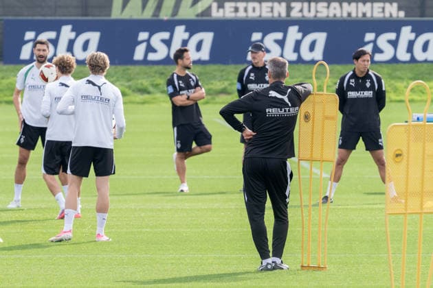Alexander Blessin, Borussia Mönchengladbach coach, watches the first-team training session. Public training session: Borussia Mönchengladbach, soccer, Bundesliga, 2026–2027 season, September 29, 2026, Borussia Mönchengladbach public training session, soccer, Bundesliga, 2026–2027 season, September 29, 2026, Mönchengladbach Copyright: xEibner-Pressefoto ThomasxHaeslerx EP_THR