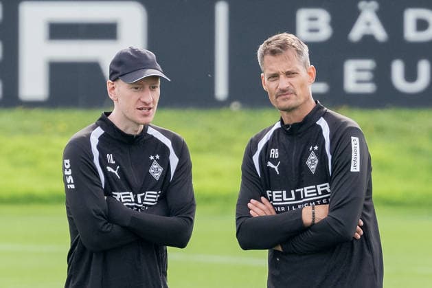 Niklas Lanwehr of Borussia Mönchengladbach, assistant coach, and Alexander Blessin of Borussia Mönchengladbach, head coach, watch the first-team training session. Public training session: Borussia Mönchengladbach, soccer, Bundesliga, 2026–2027 season, September 29, 2026, Borussia Mönchengladbach open practice, soccer, Bundesliga, 2026–2027 season, September 29, 2026, Mönchengladbach Copyright: xEibner-Pressefoto ThomasxHaeslerx EP_THR