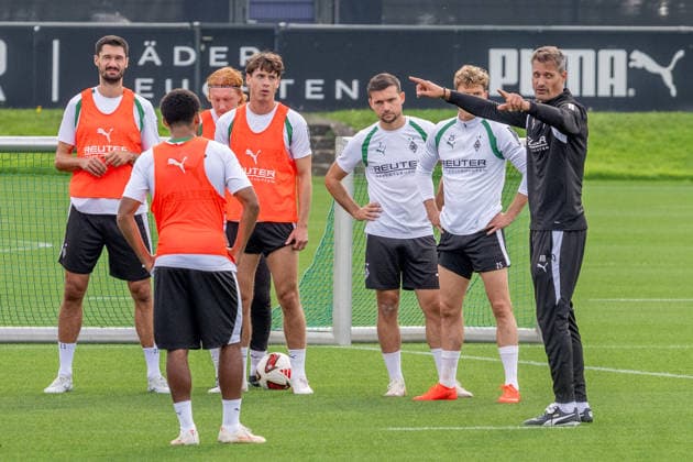 Alexander Blessin, Borussia Mönchengladbach, coach, explains to Tim Kleindienst, Borussia Mönchengladbach, 11, Yukhym Konoplia, Borussia Mönchengladbach, 22, Philipp Sander, Borussia Mönchengladbach, 16, Kevin Stoeger, Borussia Mönchengladbach, 07, Robin Hack (Borussia Mönchengladbach, 25), and Mathieu Nguefack (Borussia Mönchengladbach, 34) demonstrate the drill during an open practice at Borussia Mönchengladbach, soccer, Bundesliga, 2026–2027 season, September 29, 2026, public training session for Borussia Mönchengladbach, soccer, Bundesliga, 2026–2027 season, September 29, 2026, Mönchengladbach Copyright: xEibner-Pressefoto ThomasxHaeslerx EP_THR