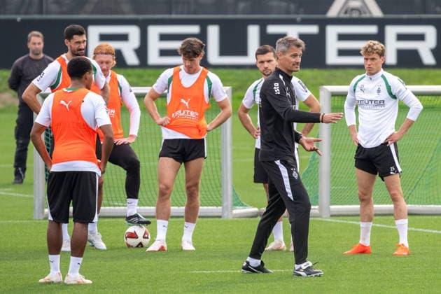 Alexander Blessin, Borussia Mönchengladbach coach, explains the drill to the players. Public training session: Borussia Mönchengladbach, soccer, Bundesliga, 2026–2027 season, September 29, 2026, public training session for Borussia Mönchengladbach, soccer, Bundesliga, 2026–2027 season, September 29, 2026, Mönchengladbach Copyright: xEibner-Pressefoto ThomasxHaeslerx EP_THR