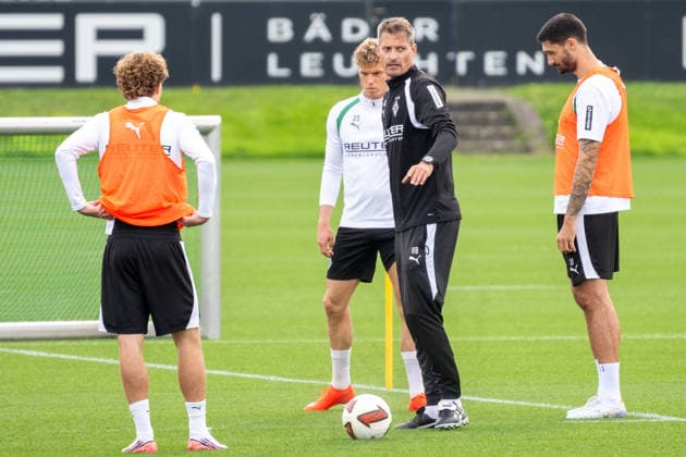 Alexander Blessin of Borussia Mönchengladbach, coach, explains to Hugo Bolin of Borussia Mönchengladbach, 38, Robin Hack (Borussia Mönchengladbach, 25) and Tim Kleindienst (Borussia Mönchengladbach, 11) demonstrate the drill during an open practice at Borussia Mönchengladbach, soccer, Bundesliga, 2026–2027 season, September 29, 2026, public training session for Borussia Mönchengladbach, soccer, Bundesliga, 2026–2027 season, September 29, 2026, Mönchengladbach Copyright: xEibner-Pressefoto ThomasxHaeslerx EP_THR