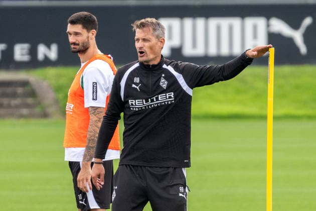 Alexander Blessin of Borussia Mönchengladbach, coach, explains the drill. Next to him is Tim Kleindienst of Borussia Mönchengladbach. 11th Public Training Session, Borussia Mönchengladbach, Soccer, Bundesliga, 2026–2027 Season, September 29, 2026, Borussia Mönchengladbach open training session, soccer, Bundesliga, 2026–2027 season, September 29, 2026, Mönchengladbach Copyright: xEibner-Pressefoto ThomasxHaeslerx EP_THR