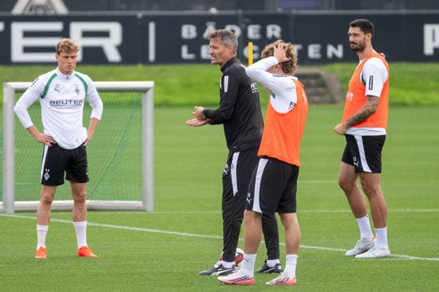 Alexander Blessin of Borussia Mönchengladbach, coach, explains the drill. Next to him is Robin Hack of Borussia Mönchengladbach, 25, Tim Kleindienst of Borussia Mönchengladbach, 11, and Hugo Bolin of Borussia Mönchengladbach, 38. Public training session at Borussia Mönchengladbach, soccer, Bundesliga, 2026–2027 season, September 29, 2026, public training session for Borussia Mönchengladbach, soccer, Bundesliga, 2026–2027 season, September 29, 2026, Mönchengladbach Copyright: xEibner-Pressefoto ThomasxHaeslerx EP_THR