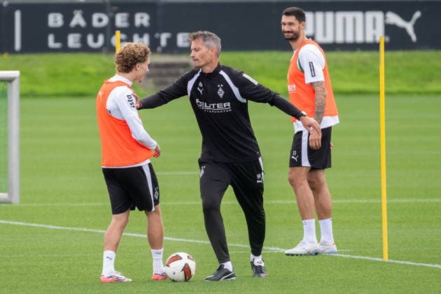 Alexander Blessin, Borussia Mönchengladbach, coach, jokes with Hugo Bolin, Borussia Mönchengladbach, 38; behind them, Tim Kleindienst, Borussia Mönchengladbach, 11. Public training session, Borussia Mönchengladbach, soccer, Bundesliga, 2026–2027 season, September 29, 2026, public training session, Borussia Mönchengladbach, soccer, Bundesliga, 2026–2027 season, September 29, 2026, Mönchengladbach Copyright: xEibner-Pressefoto ThomasxHaeslerx EP_THR