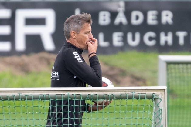 Alexander Blessin, Borussia Mönchengladbach coach, interrupts the training session. Public training session: Borussia Mönchengladbach, soccer, Bundesliga, 2026–2027 season, September 29, 2026: Borussia Mönchengladbach public training session, soccer, Bundesliga, 2026–2027 season, September 29, 2026, Mönchengladbach Copyright: xEibner-Pressefoto ThomasxHaeslerx EP_THR