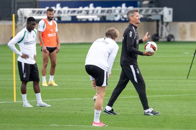 Alexander Blessin, Borussia Mönchengladbach coach, explains the drill. In front of him is David Herold, Borussia Mönchengladbach, 20; on the left is Iaia Manco Danfa, Borussia Mönchengladbach, 39; and in the back is Franck Honorat, Borussia Mönchengladbach, 09 Open practice: Borussia Mönchengladbach, soccer, Bundesliga, 2026–2027 season, September 29, 2026 Open practice: Borussia Mönchengladbach, soccer, Bundesliga, 2026–2027 season, September 29, 2026, Mönchengladbach Copyright: xEibner-Pressefoto ThomasxHaeslerx EP_THR