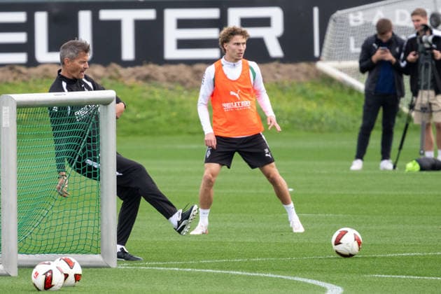 Alexander Blessin of Borussia Mönchengladbach, the coach, puts the ball into play for the drill; behind him is Hugo Bolin of Borussia Mönchengladbach, 38. Open practice for Borussia Mönchengladbach, soccer, Bundesliga, 2026–2027 season, September 29, 2026, public training session for Borussia Mönchengladbach, soccer, Bundesliga, 2026–2027 season, September 29, 2026, Mönchengladbach Copyright: xEibner-Pressefoto ThomasxHaeslerx EP_THR