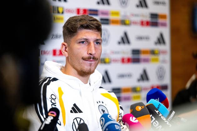 September 29, 2026, GER, Soccer, Men s, UEFA Nations League, Press Conference, DFB German National Team, Vitaly Janelt of Germany during an interview, with microphones from ARD, Sat1, ZDF, and Sport1 in the foreground, Herzogenaurach, Adidas Basecamp, Halftime, Bayern Munich, Germany Copyright: xNordphoto Memmlerx