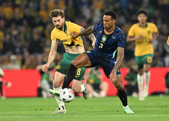 SOCCER AUSTRALIA BRAZIL, Connor Metcalfe of the Socceroos and Gabriel of Brazil contests for the ball during the Queensland Football Series International Friendly, Länderspiel, Nationalmannschaft match between the Australian Socceroos and Brazil at Suncorp Stadium in Brisbane, Tuesday, September 29, 2026. ( NO ARCHIVING, EDITORIAL USE ONLY BRISBANE QUEENSLAND Australia  Copyright: xDARRENxENGLANDx 20260929114631324482