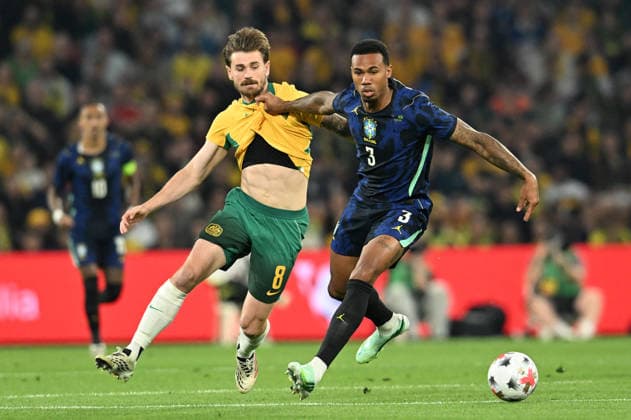 SOCCER AUSTRALIA BRAZIL, Connor Metcalfe of the Socceroos and Gabriel of Brazil contests for the ball during the Queensland Football Series International Friendly, Länderspiel, Nationalmannschaft match between the Australian Socceroos and Brazil at Suncorp Stadium in Brisbane, Tuesday, September 29, 2026. ( NO ARCHIVING, EDITORIAL USE ONLY BRISBANE QUEENSLAND Australia  Copyright: xDARRENxENGLANDx 20260929184189048226