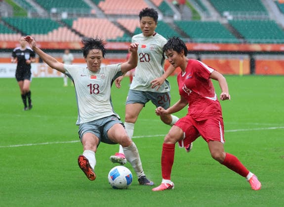 (260929) -- SHIZUOKA, Sept. 29, 2026 -- Zhang Rui (L) of China competes with Hwang Yu Yong (R) of the Democratic People s Republic of Korea during the women s semifinal football match between China and the Democratic People s Republic of Korea (DPRK) at 20th Asian Games Aichi-Nagoya 2026 in Fukuroi of Shizuoka Prefecture, Japan, Sept. 29, 2026. ) (SP)JAPAN-SHIZUOKA-ASIAN GAMES-FOOTBALL-WOMEN S SEMIFINAL-CHN VS PRK JiaxHaocheng 