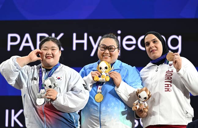 (260929) -- NAGOYA, Sept. 29, 2026 -- Gold medalist Li wenwen (C) of China, silver medalist Park Hyejeong (L) of South Korea and bronze medalist Ouisal Ikhlef of Qatar pose during the awarding ceremony after the women s +86kg final of weightlifting at the 20th Asian Games Aichi-Nagoya 2026 in Nagoya, Japan, Sept. 29, 2026. ) (SP)JAPAN-NAGOYA-ASIAN GAMES-WEIGHTLIFTING-WOMEN S +86KG-FINAL YuxYang 