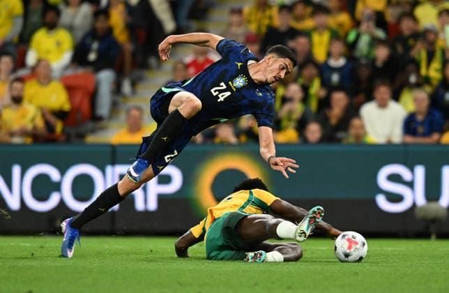 SOCCER AUSTRALIA BRAZIL, Jair Cunha of Brazil and Nestory Irankunda of the Socceroos collide while contesting the ball during the Queensland Football Series International Friendly, Länderspiel, Nationalmannschaft match between the Australian Socceroos and Brazil at Suncorp Stadium in Brisbane, Tuesday, September 29, 2026. ( NO ARCHIVING, EDITORIAL USE ONLY BRISBANE QUEENSLAND Australia  Copyright: xDARRENxENGLANDx 20260929189368303795