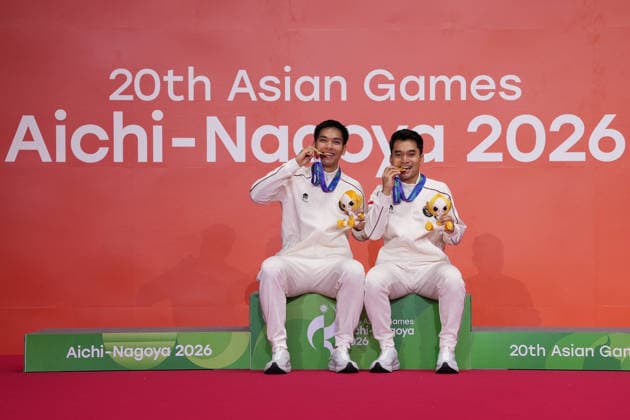 (260929) -- ICHINOMIYA, Sept. 29, 2026 -- Gold medalists Leo R. Carnando Daniel Marthin (L) pose during the awarding ceremony for the men s doubles of badminton between Wang Chang Liang Weikeng of China and Leo R. Carnando Daniel Marthin of Indonesia at the 20th Asian Games Aichi-Nagoya 2026 in Ichinomiya of Aichi Prefecture, Japan, Sept. 29, 2026. ) (SP)JAPAN-ICHINOMIYA-ASIAN GAMES-BADMINTON-MEN S DOUBLES LixBo 