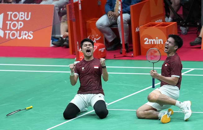 (260929) -- ICHINOMIYA, Sept. 29, 2026 -- Leo R. Carnando Daniel Marthin (R) celebrate after the men s doubles final of badminton between Wang Chang Liang Weikeng of China and Leo R. Carnando Daniel Marthin of Indonesia at the 20th Asian Games Aichi-Nagoya 2026 in Ichinomiya of Aichi Prefecture, Japan, Sept. 29, 2026. ) (SP)JAPAN-ICHINOMIYA-ASIAN GAMES-BADMINTON-MEN S DOUBLES CheongxKamxKa 