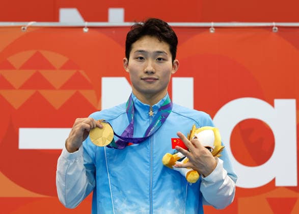 (260929) -- TOKYO, Sept. 29, 2026 -- Gold medalist Wang Zongyuan poses during the awarding ceremony for the men s 3m springboard final of diving at the 20th Asian Games Aichi-Nagoya 2026 in Tokyo, Japan, Sept. 29, 2026. ) (SP)JAPAN-TOKYO-ASIAN GAMES-DIVING-MEN S 3M SPRINGBOARD-FINAL WuxZhizun 