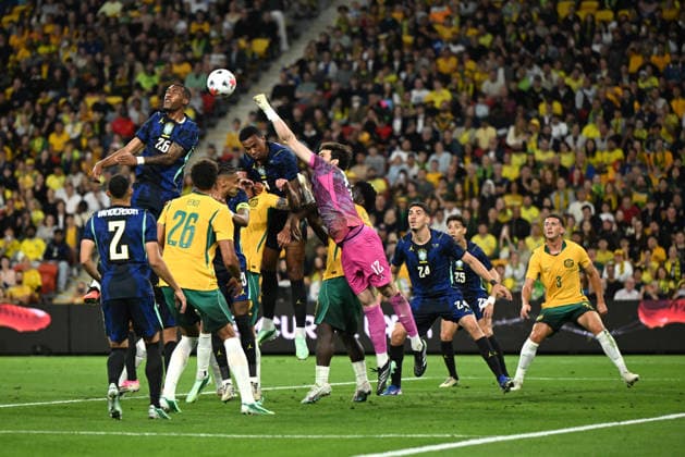 SOCCER AUSTRALIA BRAZIL, Brazil goalkeeper Otavio (centre) fails to make a save which leads to a Alessandro Circati (right) of the Socceroos goal during the Queensland Football Series International Friendly, Länderspiel, Nationalmannschaft match between the Australian Socceroos and Brazil at Suncorp Stadium in Brisbane, Tuesday, September 29, 2026. ( NO ARCHIVING, EDITORIAL USE ONLY BRISBANE QUEENSLAND Australia  Copyright: xDARRENxENGLANDx 20260929131336037828