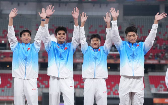 (260929) -- NAGOYA, Sept. 29, 2026 -- Gold medalists Chen Jinfeng, Zeng Keli, Wang Shengjie, Xie Zhenye (L to R) of team China celebrate during the awarding ceremony for the men s 4X100m relay of Athletics at the 20th Asian Games Aichi-Nagoya 2026 in Nagoya, Japan, Sept. 29, 2026. ) (SP)JAPAN-NAGOYA-ASIAN GAMES-ATHLETICS-MEN S 4X100M RELAY-AWARDING CEREMONY JiaxYuchen 