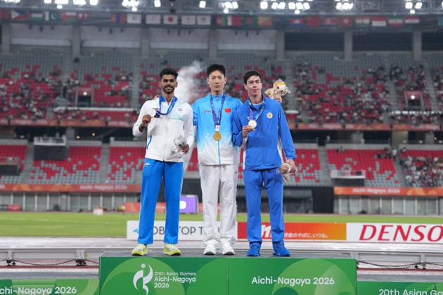 (260929) -- NAGOYA, Sept. 29, 2026 -- Gold medalist Shi Yuhao (C) of China, silver medalist Murali Sreeshankar (L) of India and bronze medalist Anvar Anvarov of Uzbekistan pose for photos during the awarding ceremony for the men s long jump of Athletics at the 20th Asian Games Aichi-Nagoya 2026 in Nagoya, Japan, Sept. 29, 2026. ) (SP)JAPAN-NAGOYA-ASIAN GAMES-ATHLETICS-MEN S LONG JUMP-AWARDING CEREMONY JiaxYuchen 