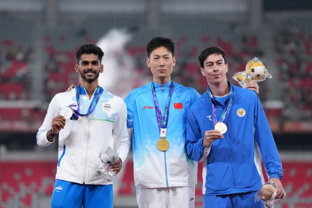 (260929) -- NAGOYA, Sept. 29, 2026 -- Gold medalist Shi Yuhao (C) of China, silver medalist Murali Sreeshankar (L) of India, bronze medalist Anvar Anvarov of Uzbekistan pose for photos during the awarding ceremony for the men s long jump of Athletics at the 20th Asian Games Aichi-Nagoya 2026 in Nagoya, Japan, Sept. 29, 2026. ) (SP)JAPAN-NAGOYA-ASIAN GAMES-ATHLETICS-MEN S LONG JUMP-AWARDING CEREMONY JiaxYuchen 