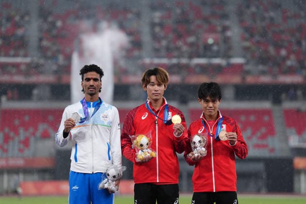(260929) -- NAGOYA, Sept. 29, 2026 -- Gold medalist Iizawa Kazuto (C) of Japan, silver medalist Gulveer Singh (L) of India and bronze medalist Mori Nagiya of Japan pose for photos during the awarding ceremony for the men s 1500m final of Athletics at the 20th Asian Games Aichi-Nagoya 2026 in Nagoya, Japan, Sept. 29, 2026. ) (SP)JAPAN-NAGOYA-ASIAN GAMES-ATHLETICS-MEN S 1500M-AWARDING CEREMONY JiaxYuchen 