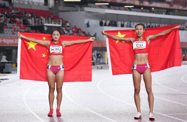 (260929) -- NAGOYA, Sept. 29, 2026 -- Wu Hongjiao (L) and Li Chunhui of China pose after the women s 800m final of athletics at the 20th Asian Games Aichi-Nagoya 2026 in Nagoya, Japan, Sept. 29, 2026. ) (SP)JAPAN-NAGOYA-ASIAN GAMES-ATHLETICS-WOMEN S 800M-FINAL JiaxYuchen 