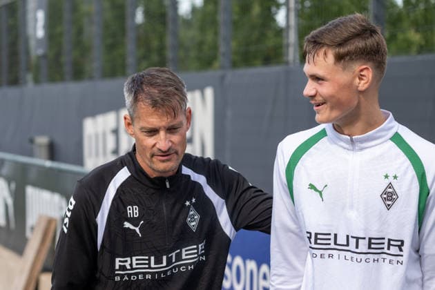 Alexander Blessin of Borussia Mönchengladbach, coach, in conversation with Samin Mujevic of Borussia Mönchengladbach, U19 public training session, Borussia Mönchengladbach, soccer, Bundesliga, 2026–2027 season, September 29, 2026, public training session, Borussia Mönchengladbach, soccer, Bundesliga, 2026–2027 season, September 29, 2026, Mönchengladbach Copyright: xEibner-Pressefoto ThomasxHaeslerx EP_THR
