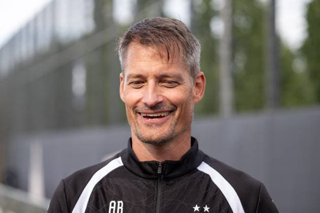 Alexander Blessin, coach of Borussia Mönchengladbach, answers questions from reporters after his first practice. Public practice: Borussia Mönchengladbach, soccer, Bundesliga, 2026–2027 season, September 29, 2026, public training session for Borussia Mönchengladbach, soccer, Bundesliga, 2026–2027 season, September 29, 2026, Mönchengladbach Copyright: xEibner-Pressefoto ThomasxHaeslerx EP_THR