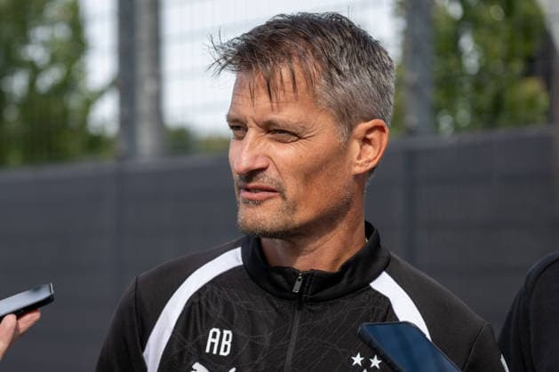 Alexander Blessin, coach of Borussia Mönchengladbach, answers questions from reporters after his first practice. Public practice: Borussia Mönchengladbach, soccer, Bundesliga, 2026–2027 season, September 29, 2026, public training session for Borussia Mönchengladbach, soccer, Bundesliga, 2026–2027 season, September 29, 2026, Mönchengladbach Copyright: xEibner-Pressefoto ThomasxHaeslerx EP_THR