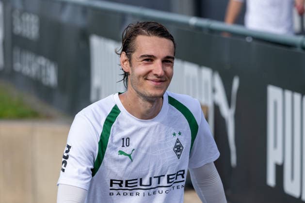 Florian Neuhaus, Borussia Mönchengladbach, No. 10 on his way to the locker room. Borussia Mönchengladbach open practice, soccer, Bundesliga, 2026–2027 season, September 29, 2026, Borussia Mönchengladbach public training session, soccer, Bundesliga, 2026–2027 season, September 29, 2026, Mönchengladbach Copyright: xEibner-Pressefoto ThomasxHaeslerx EP_THR