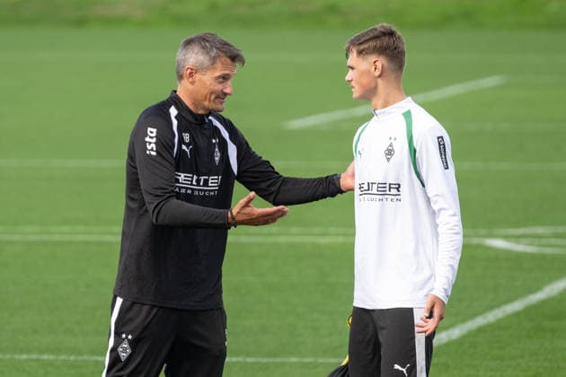 Alexander Blessin of Borussia Mönchengladbach, coach, in conversation with Samin Mujevic of Borussia Mönchengladbach, U19 public training session, Borussia Mönchengladbach, soccer, Bundesliga, 2026–2027 season, September 29, 2026, public training session for Borussia Mönchengladbach, soccer, Bundesliga, 2026–2027 season, September 29, 2026, Mönchengladbach Copyright: xEibner-Pressefoto ThomasxHaeslerx EP_THR