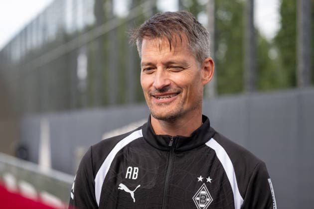 Alexander Blessin, coach of Borussia Mönchengladbach, answers questions from reporters after his first practice. Borussia Mönchengladbach public practice, soccer, Bundesliga, 2026–2027 season, September 29, 2026, public training session for Borussia Mönchengladbach, soccer, Bundesliga, 2026–2027 season, September 29, 2026, Mönchengladbach Copyright: xEibner-Pressefoto ThomasxHaeslerx EP_THR