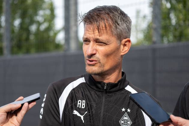 Alexander Blessin, coach of Borussia Mönchengladbach, answers questions from reporters after his first practice. Borussia Mönchengladbach public practice, soccer, Bundesliga, 2026–2027 season, September 29, 2026, public training session for Borussia Mönchengladbach, soccer, Bundesliga, 2026–2027 season, September 29, 2026, Mönchengladbach Copyright: xEibner-Pressefoto ThomasxHaeslerx EP_THR