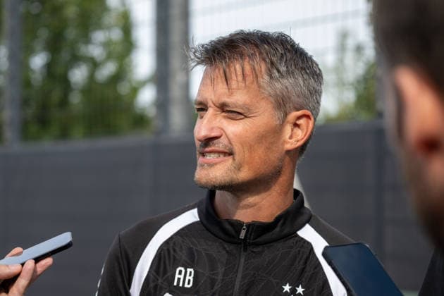 Alexander Blessin, coach of Borussia Mönchengladbach, answers questions from reporters after his first practice. Borussia Mönchengladbach public practice, soccer, Bundesliga, 2026–2027 season, September 29, 2026, public training session for Borussia Mönchengladbach, soccer, Bundesliga, 2026–2027 season, September 29, 2026, Mönchengladbach Copyright: xEibner-Pressefoto ThomasxHaeslerx EP_THR