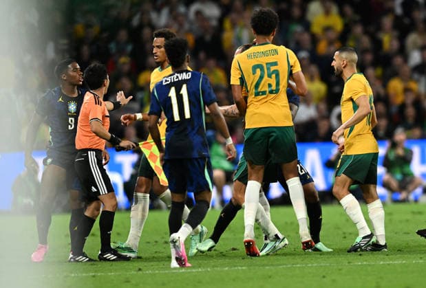 SOCCER AUSTRALIA BRAZIL, Players are seen in a confrontation near the sideline during the Queensland Football Series International Friendly, Länderspiel, Nationalmannschaft match between the Australian Socceroos and Brazil at Suncorp Stadium in Brisbane, Tuesday, September 29, 2026. ( NO ARCHIVING, EDITORIAL USE ONLY BRISBANE QUEENSLAND Australia  Copyright: xDARRENxENGLANDx 20260929120736125274