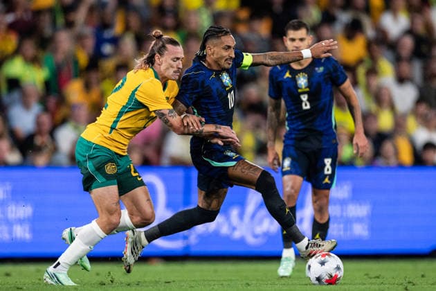 BRISBANE, AUSTRALIA - SEPTEMBER 29: Raphinha of Brazil (R) controls the ball under pressure from Jackson Irvine of Australia (L) during the International Friendly, Länderspiel, Nationalmannschaft football match between Australia and Brazil at Suncorp Stadium on September 29, 2026 in Brisbane, Australia. (Photo by Ricardo Nogueira Sports Press Photo) Copyright: xRicardoxNogueira SportsxPressxPhotox Sportspressphoto_SPR242094