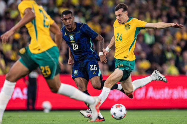 BRISBANE, AUSTRALIA - SEPTEMBER 29: Rayan of Brazil (L)passes the ball under pressure from Paul Okon Engstler of Australia (R) during the International Friendly, Länderspiel, Nationalmannschaft football match between Australia and Brazil at Suncorp Stadium on September 29, 2026 in Brisbane, Australia. (Photo by Ricardo Nogueira Sports Press Photo) Copyright: xRicardoxNogueira SportsxPressxPhotox Sportspressphoto_SPR242097