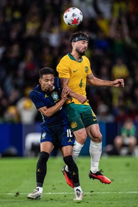 BRISBANE, AUSTRALIA - SEPTEMBER 29: Jacob Italiano of Australia (R) heads the ball under pressure from Mauro Junior of Brazil (L) during the International Friendly, Länderspiel, Nationalmannschaft football match between Australia and Brazil at Suncorp Stadium on September 29, 2026 in Brisbane, Australia. (Photo by Ricardo Nogueira Sports Press Photo) Copyright: xRicardoxNogueira SportsxPressxPhotox Sportspressphoto_SPR242099