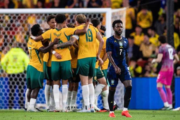 BRISBANE, AUSTRALIA - SEPTEMBER 29: Connor Metcalfe of Australia celebrates after scoring the team s second goal with teammates and Vinicius Junior of Brazil reacts during the International Friendly, Länderspiel, Nationalmannschaft football match between Australia and Brazil at Suncorp Stadium on September 29, 2026 in Brisbane, Australia. (Photo by Ricardo Nogueira Sports Press Photo) Copyright: xRicardoxNogueira SportsxPressxPhotox Sportspressphoto_SPR242107