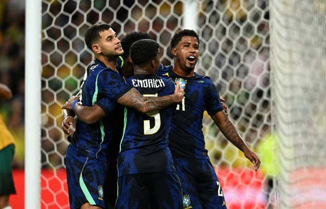 SOCCER AUSTRALIA BRAZIL, Vinicius Junior (centre) of Brazil celebrates scoring a goal with team mates during the Queensland Football Series International Friendly, Länderspiel, Nationalmannschaft match between the Australian Socceroos and Brazil at Suncorp Stadium in Brisbane, Tuesday, September 29, 2026. ( NO ARCHIVING, EDITORIAL USE ONLY BRISBANE QUEENSLAND Australia  Copyright: xDARRENxENGLANDx 20260929156503369850
