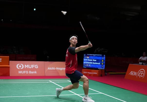 (260929) -- ICHINOMIYA, Sept. 29, 2026 -- Loh Kean Yew of Singapore hits a return during the men s singles final of badminton against Kunlavut Vitidsarn of Thailand at the 20th Asian Games Aichi-Nagoya 2026 in Ichinomiya of Aichi Prefecture, Japan, Sept. 29, 2026. ) (SP)JAPAN-ICHINOMIYA-ASIAN GAMES-BADMINTON-MEN S SINGLES-FINAL LixBo 